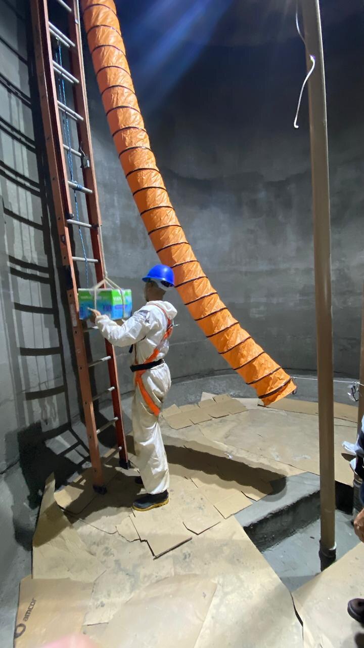 Equipe realizando impermeabilização interna do reservatório elevado